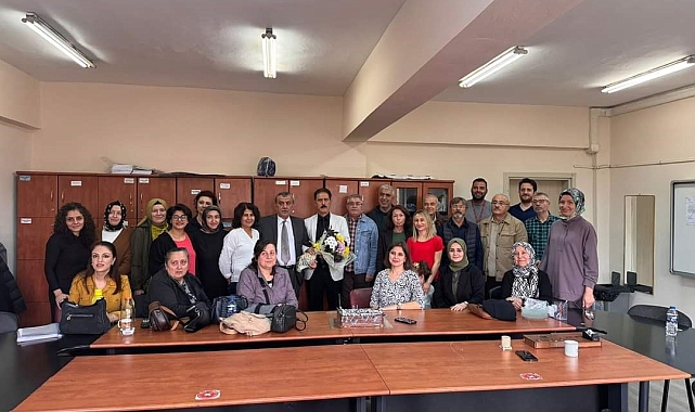 38 yıllık öğretmen alkışlarla uğurlandı