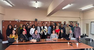 38 yıllık öğretmen alkışlarla uğurlandı