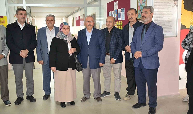 40 yıllık öğretmene öğrencileri alkışlarla veda etti