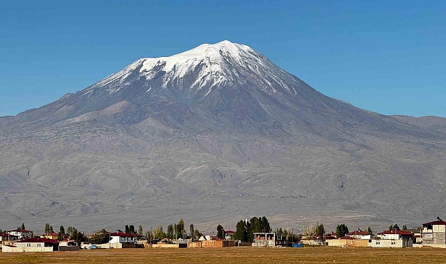 5 bin 137 metre yüksekliğe sahip Ağrı Dağı, beyaza büründü