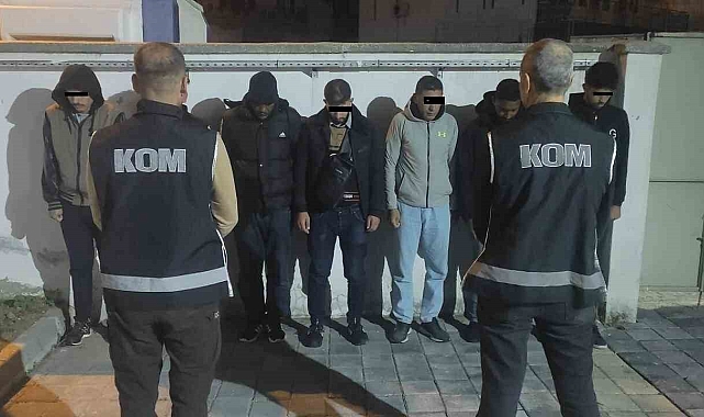 7 düzensiz göçmen ve 2 insan kaçakçısı polisten kaçamadı