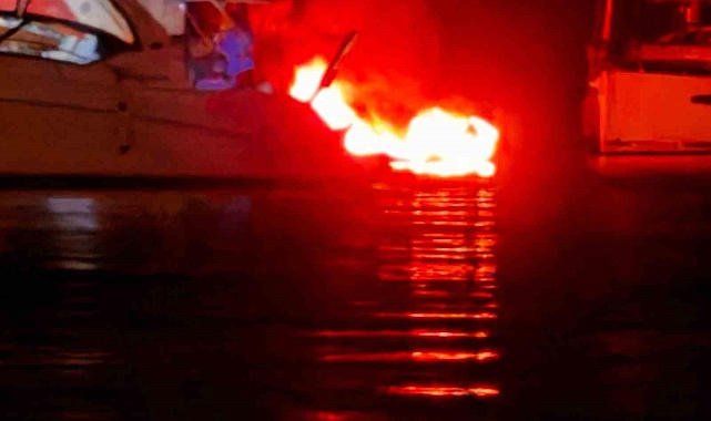 Açık denizdeki şişme botta patlama meydana geldi