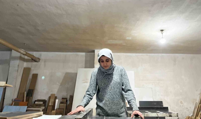 Açık lisede okuyan 17 yaşındaki Sima 10 yıldır babasından marangozluk mesleğini öğreniyor