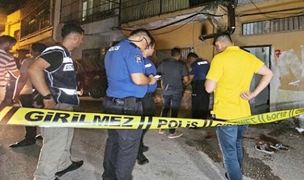 Adana&#039;da bir kişi, dünürünü sokak ortasında öldürüp kaçtı