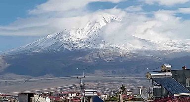 Ağrı Dağı, kar yağışıyla beyaza büründü