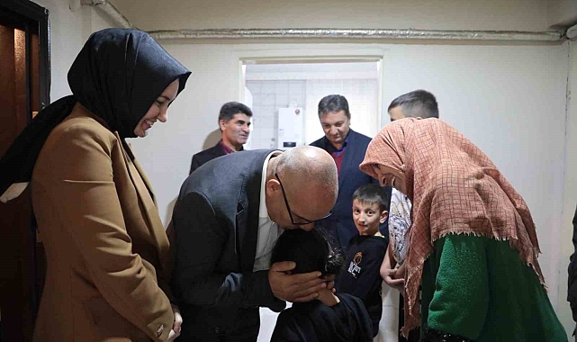 Ağrı Valisi Mustafa Koç, hane ziyaretlerine devam ediyor