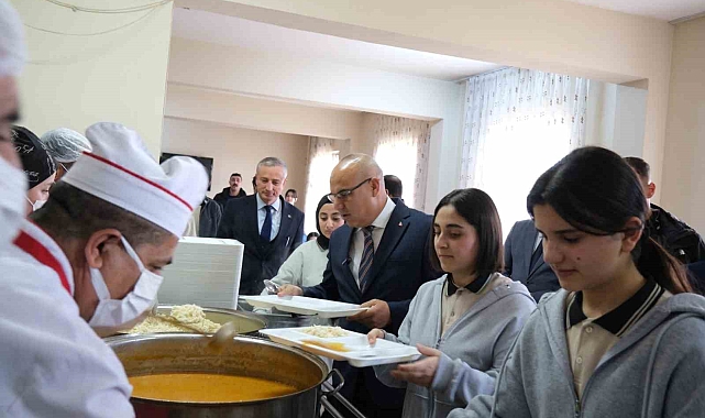 Ağrı Valisi Mustafa Koç öğrencilerle bir araya geldi