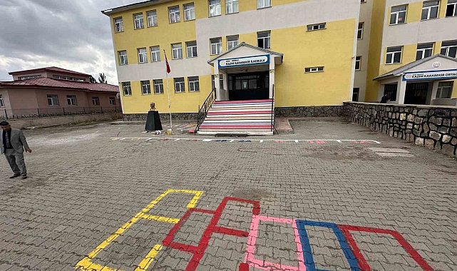 Ağrı&#039;da okul bahçeleri renkli oyun alanlarına dönüştü