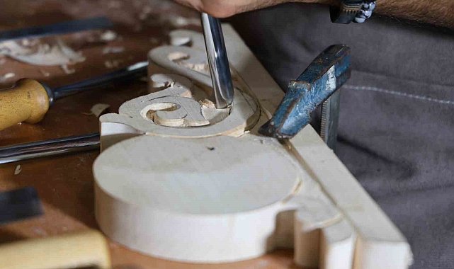 Ahşap onun elinde sanata dönüşüyor