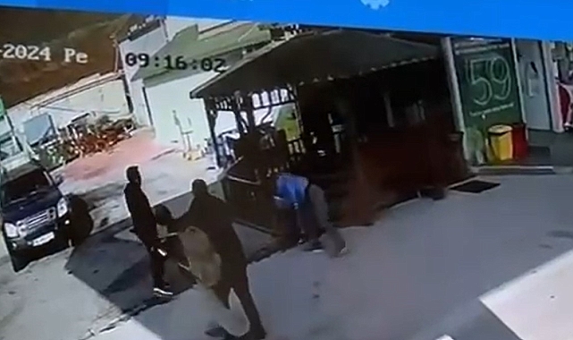 Akaryakıt istasyonu çalışanı ile polislerin arasındaki arbede kamerada