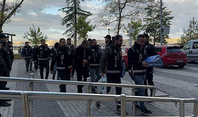 Aklen Malul Kişileri Dolandırıp Kartlarını Kullanıp Kredi Çektirmişler