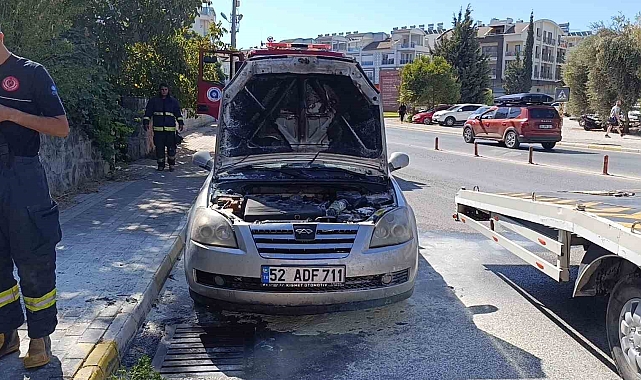 Alev alan otomobil vatandaşlar tarafından söndürüldü