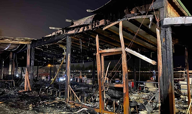 Alev alev yana restorandan geriye iskeleti kaldı