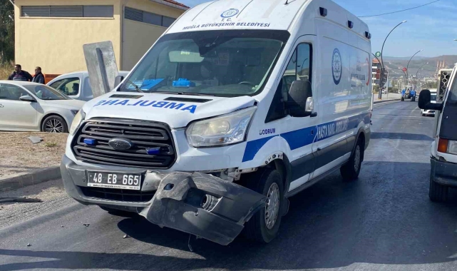 Ambulans ile otomobil çarpıştı: 1 yaralı