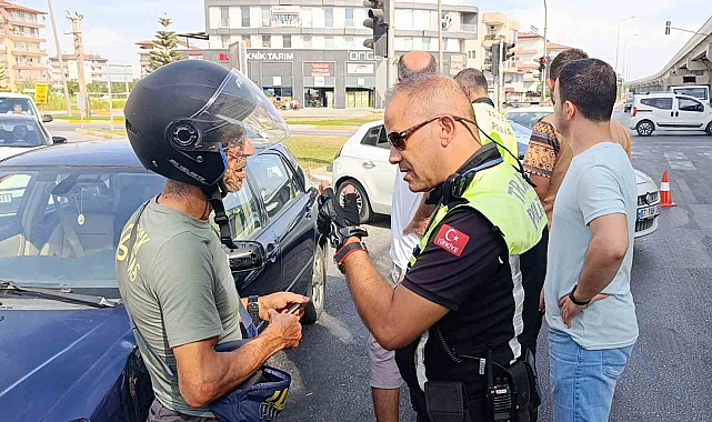 Antalya&#039;nın Manavgat İlçesinde Otomobille Çarpışan Motosikletli Kendisini İyi Hissetmeyip Hastaneye Kaldırıldı