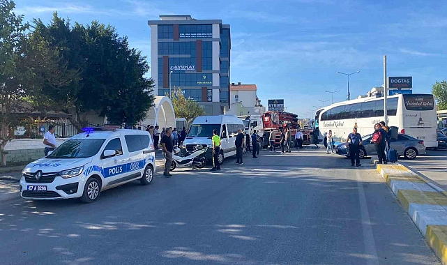 Antalya&#039;nın Serik İlçesinde Yolcu Otobüsü, Minibüs Ve Vincin Karıştığı Kazada Otobüs Sürücüsü Yaralandı