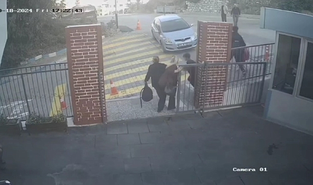 Araç okul kapısını kırdı, çocuklar ve veliler son anda kurtuldu