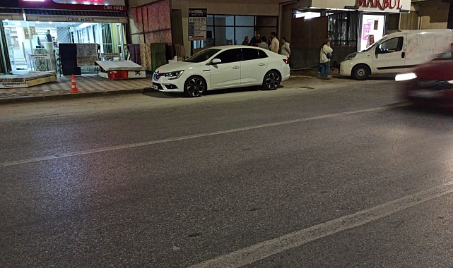 Aracını park etmek isterken bir çocuğun ayağının üzerinden geçen sürücü, kalbine aldığı bıçak darbesiyle öldü