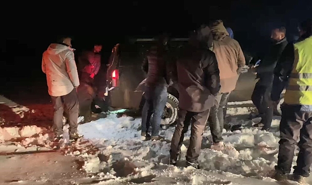 Araçlarıyla mahsur kalan 4 kişi kurtarıldı