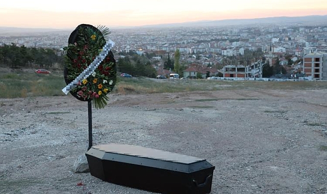 Arazinin ortasına bırakılan tabutun üzerindeki yazı polisi alarma geçirdi
