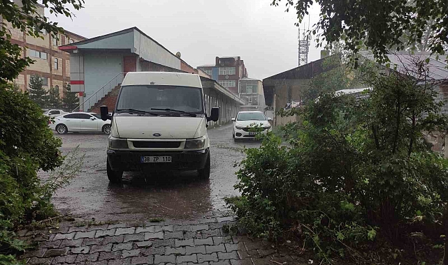 Ardahan&#039;da sağanak yağış yaşam olumsuz etkiledi