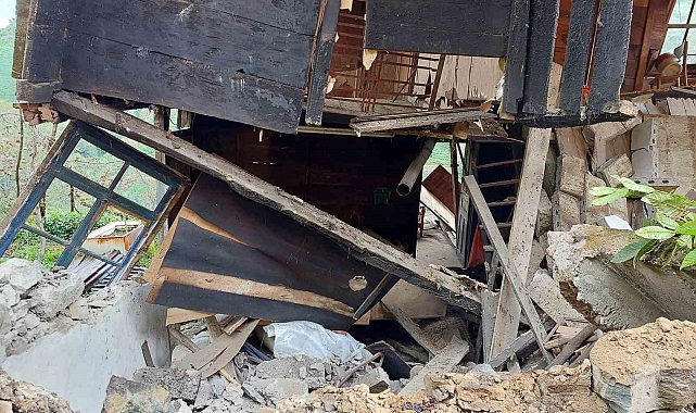 Asırlık ahşap ev heyelan nedeniyle yıkıldı