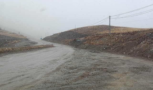 Aşkale&#039;de mevsimin ilk kar yağışı başladı