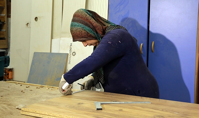 Atölyeye eşine yardım için giden kadın, mobilya ustası oldu