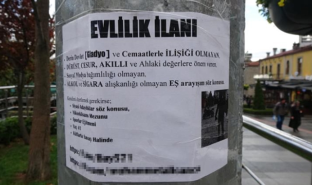 Babasını öldüren, annesini ve kardeşini bıçaklayan şahıs, Rize ve Trabzon&#039;da direklere evlenme ilanları yapıştırmış