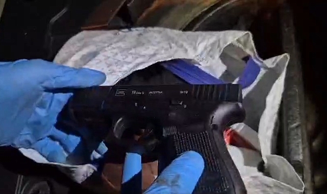 Bagaja gizlenmiş tabanca ve mermiler polisin dikkatinden kaçmadı