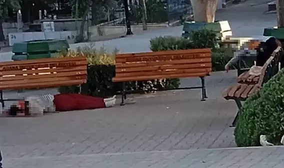 Bankta oturan 3 kadın öldürüldü
