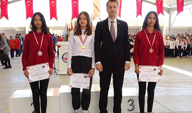 Başarılı öğrenciler ödüllendirildi