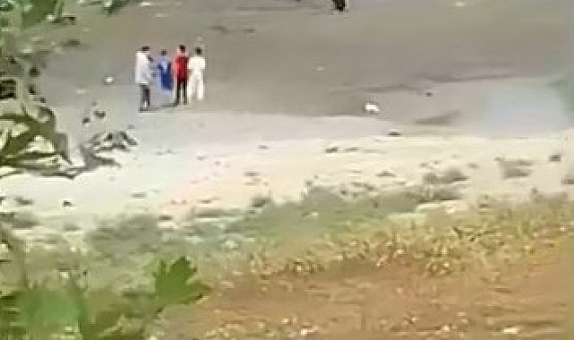 Bataklığa saplanan çocukları vatandaşlar kurtardı