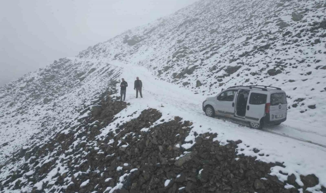 Bayburt&#039;ta yaylalar beyaz örtüyle kaplandı