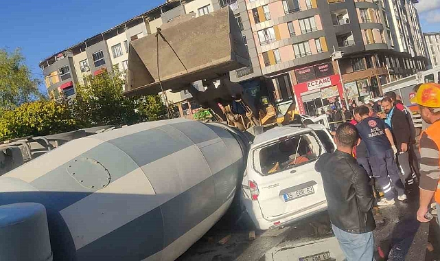 Beton mikseri aracın üzerine devrildi