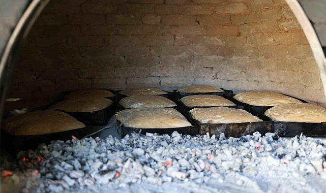 Bıçakçı köyünde kadınlar, ekmeklerini asırlık geleneklere göre yapıyor