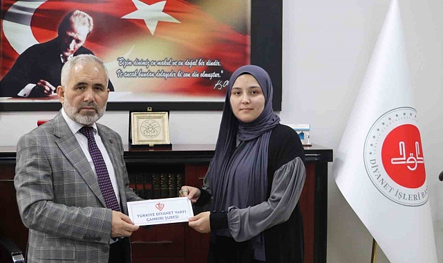 Bilgi yarışmasında ödlerini alan öğrenciler, büyük heyecan yaşadı