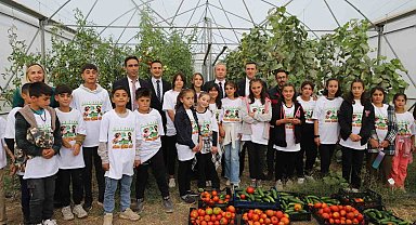 Bir araya gelen öğrenciler hasat yaptı