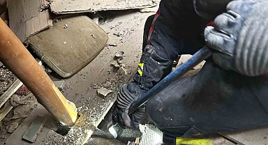 Bir binanın çatısında mahsur kalan kediyi, itfaiye ekipleri kurtardı