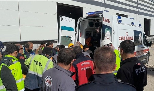 Bir fabrikanın inşaatında dengesini kaybeden şantiye şefi asansör boşluğuna düştü