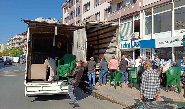 Bir firmanın ucuz olarak getirdiği plastik sandalyeler, izdihama neden oldu