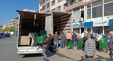 Bir firmanın ucuz olarak getirdiği plastik sandalyeler, izdihama neden oldu