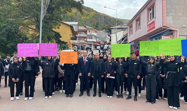 Bir grup üniversite öğrencisi, kadına yönelik şiddet ve cinayetleri protesto etti