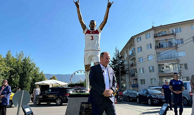 Bolu Belediye Başkanı Tanju Özcan, Merih Demiral&#039;ın &quot;Bozkurt&quot; heykelini diktirdi