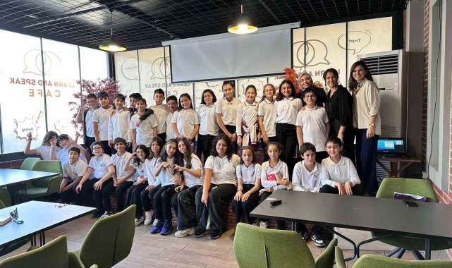 Bu kafede İngilizce öğreniyorlar