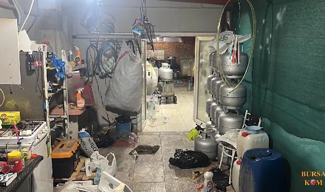 Bursa&#039;da 4 ton sahte içki ele geçirildi