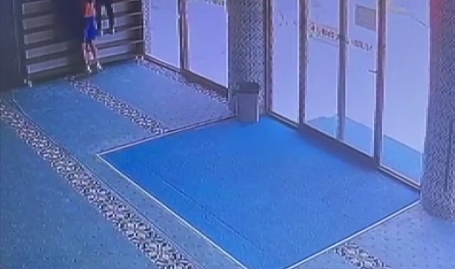 Camiden yangın söndürme tüpünü çaldı