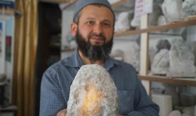 Çankırı&#039;nın şifa kaynağı kaya tuzundan üretilen lambalar evlerin havasını değiştiriyor