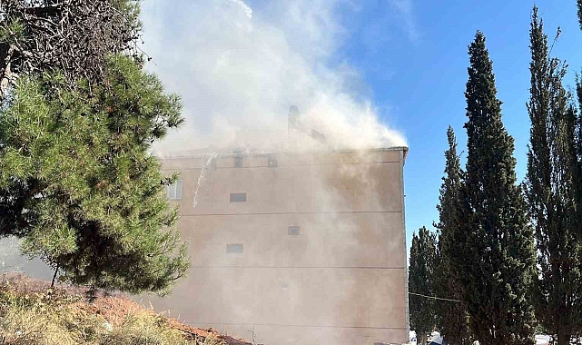 Çatı alevlere teslim oldu