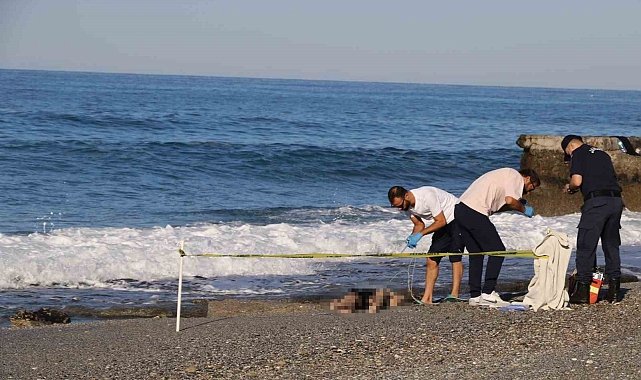Cesedin yanında deniz keyfine devam ettiler